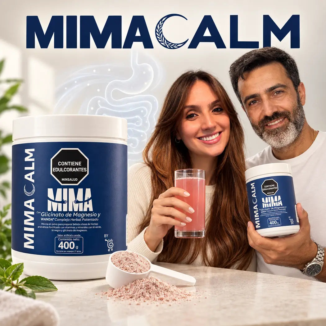 Pareja sonriente con sus frascos de MIMACALM, una cucharada de polvo y un vaso preparado