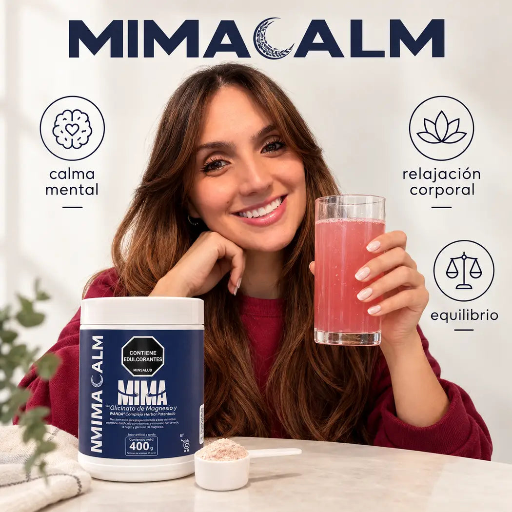 Mujer con su vaso de MIMACALM: calma mental, relajación corporal y equilibrio