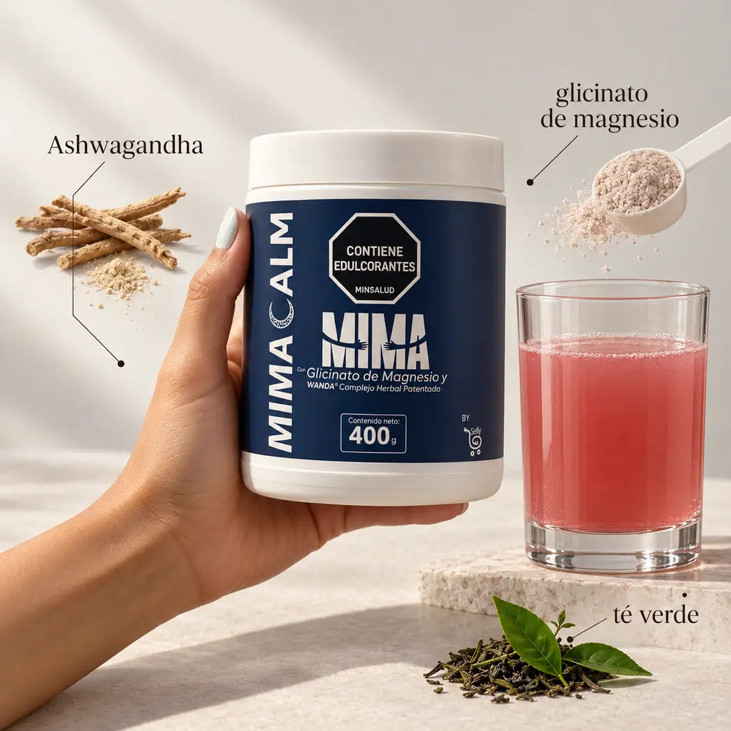 Frasco de MIMACALM en la mano con sus tres ingredientes: Ashwagandha, Glicinato de Magnesio y Té Verde