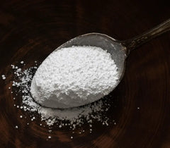 Cuchara con glicinato de magnesio en polvo