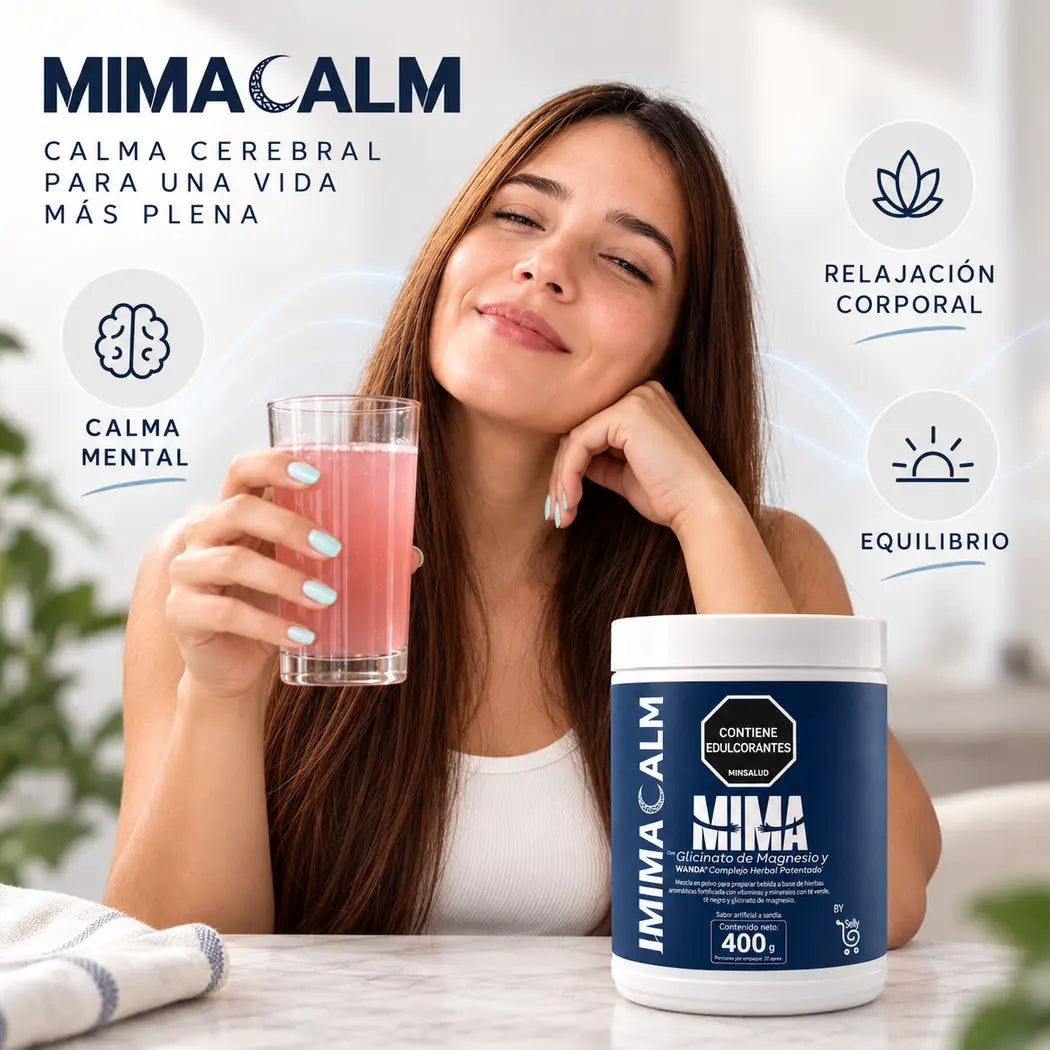 Mujer con su vaso de MIMACALM: calma mental, relajación corporal y equilibrio
