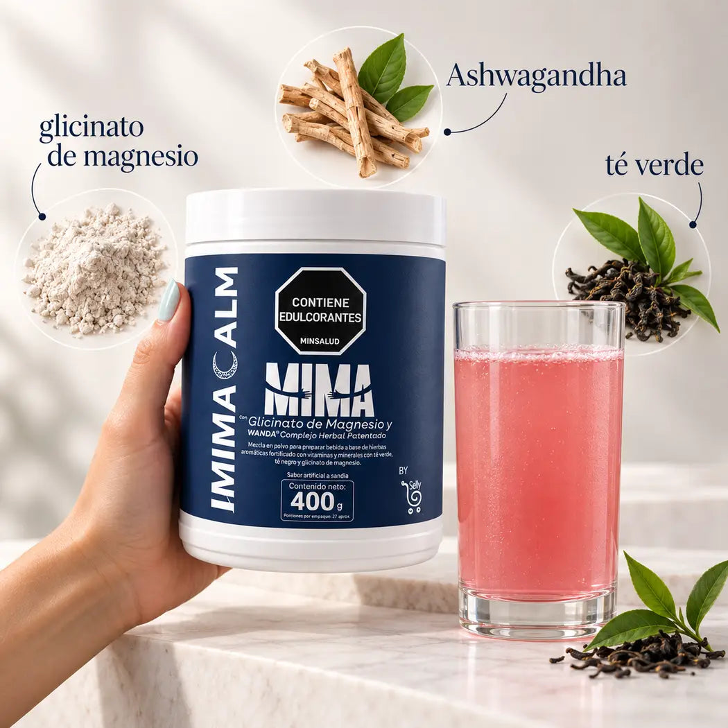 Frasco de MIMACALM en la mano con sus tres ingredientes: Ashwagandha, Glicinato de Magnesio y Té Verde