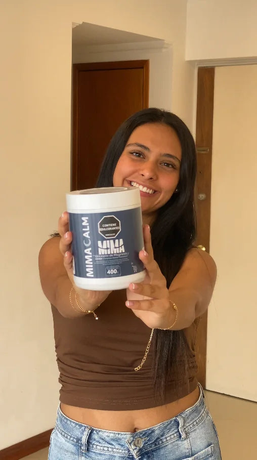 Alejandra mostrando su frasco de MIMACALM