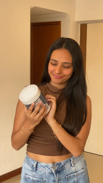 Alejandra abrazando su frasco de MIMACALM