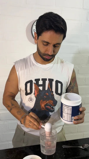 Andrés Iglesias agregando una cucharada de MIMACALM a un vaso de agua