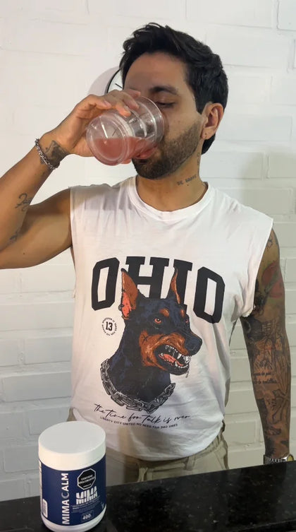 Andrés Iglesias tomando su vaso de MIMACALM