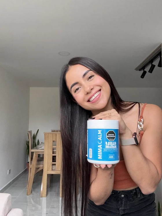 Camila sonriendo con su frasco de MIMACALM