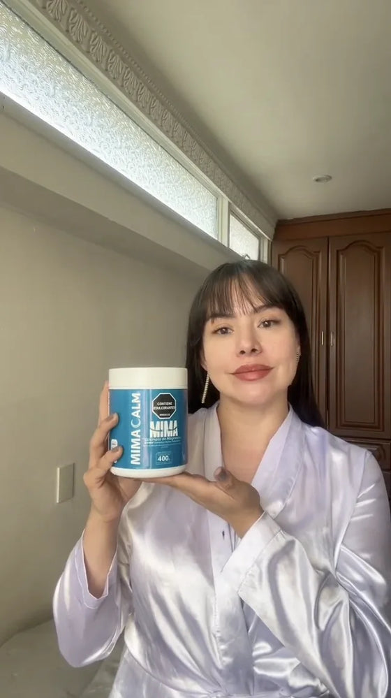 Camila mostrando su frasco de MIMACALM