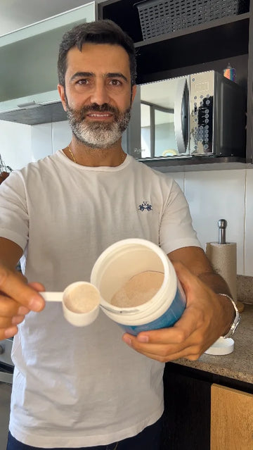 Carlos Aristizábal sirviendo una cucharada de MIMACALM