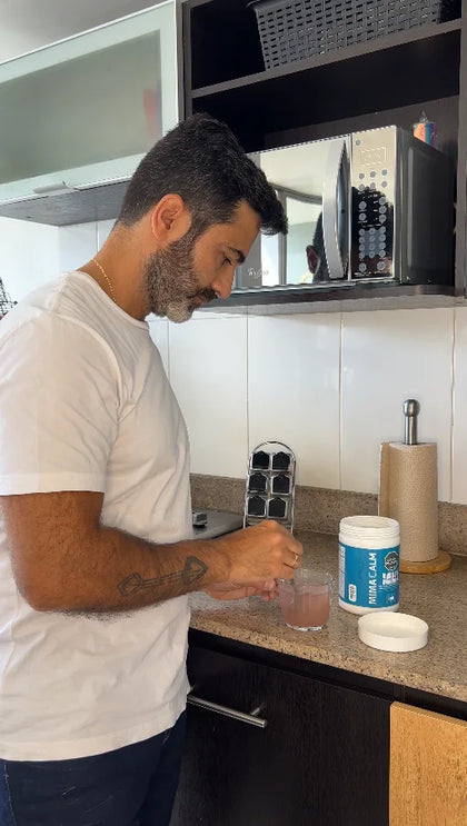 Carlos Aristizábal preparando su vaso de MIMACALM