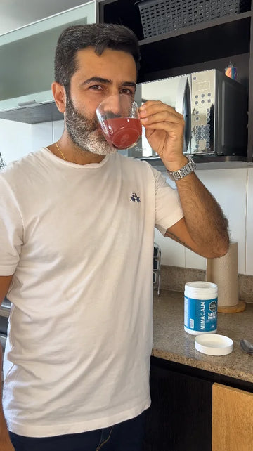 Carlos Aristizábal tomando su vaso de MIMACALM
