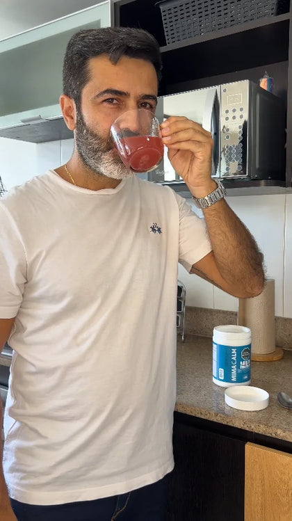 Carlos Aristizábal tomando su vaso de MIMACALM en la cocina