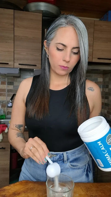 Catalina sirviendo una cucharada de MIMACALM