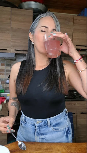 Catalina tomando su vaso de MIMACALM