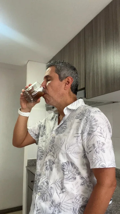 José Fernando tomando MIMACALM en su cocina