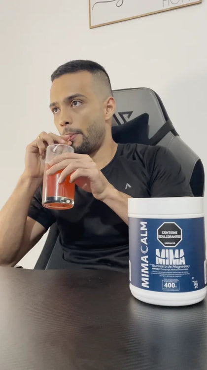 Luis Alejandro tomando MIMACALM en su escritorio