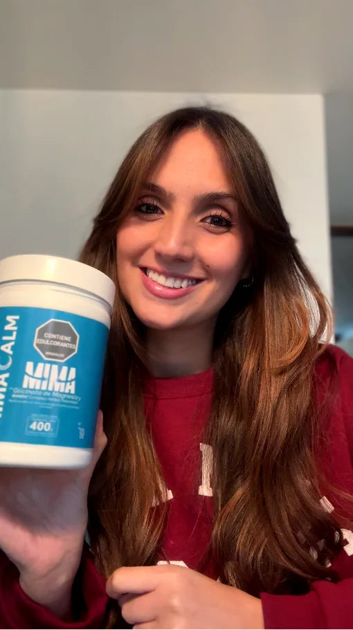 Natalia Portelo sonriendo con su frasco de MIMACALM