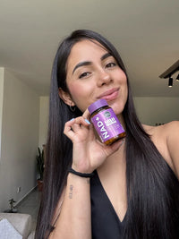 Camila sonriendo con su frasco de MIMANAD