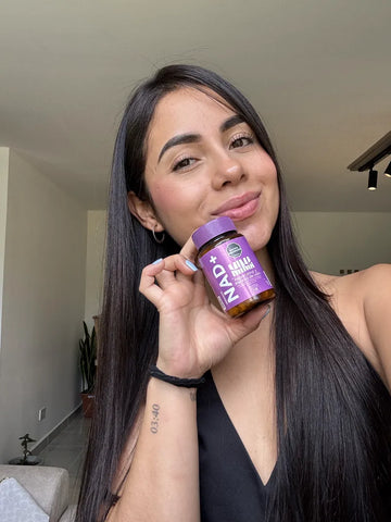 Camila sonriendo con su frasco de MIMANAD