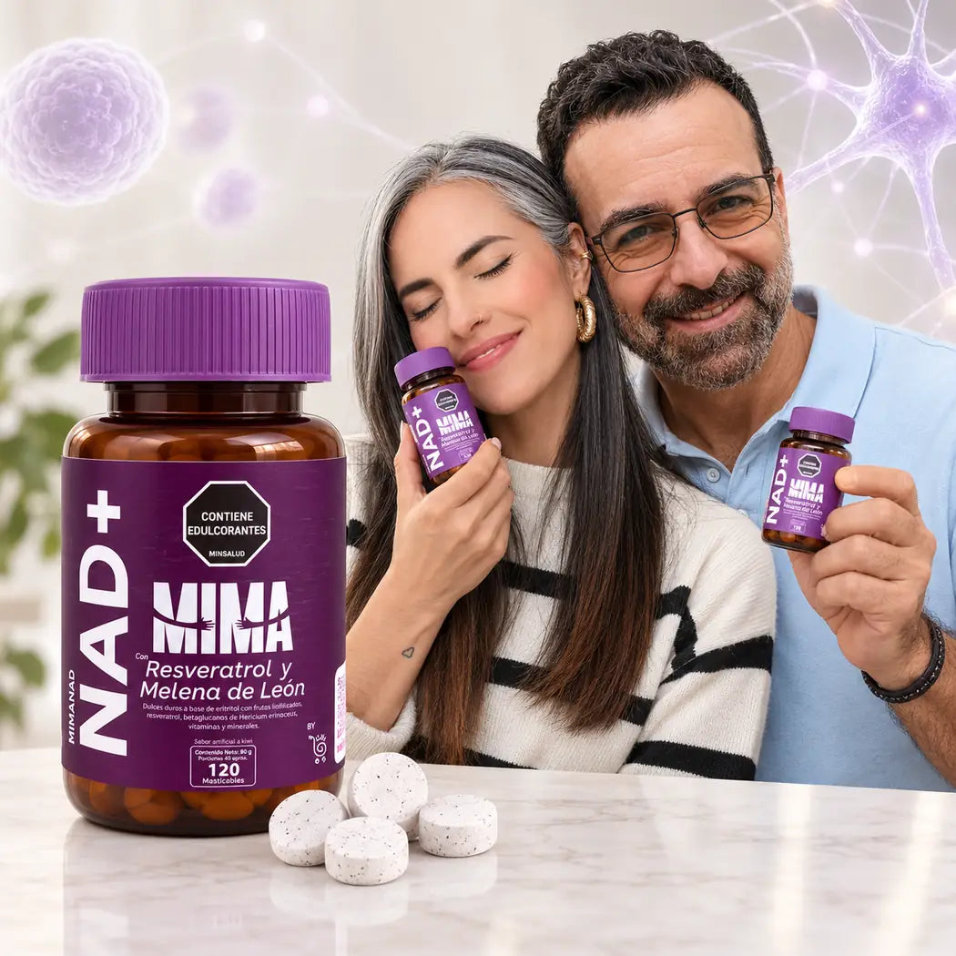 Pareja sonriente con sus frascos de MIMANAD y varios dulces duros sobre la mesa