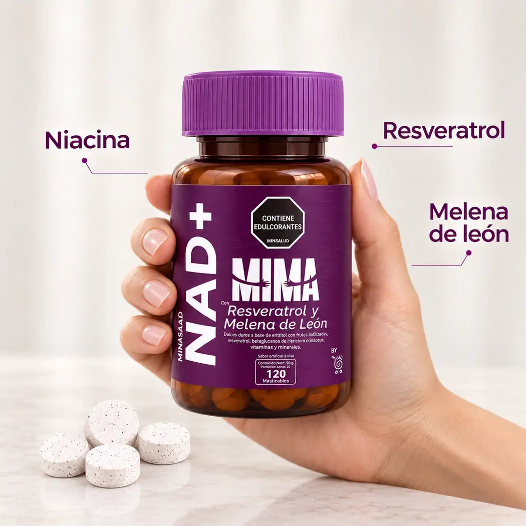Frasco de MIMANAD en la mano con sus tres ingredientes: Niacina, Resveratrol y Melena de León