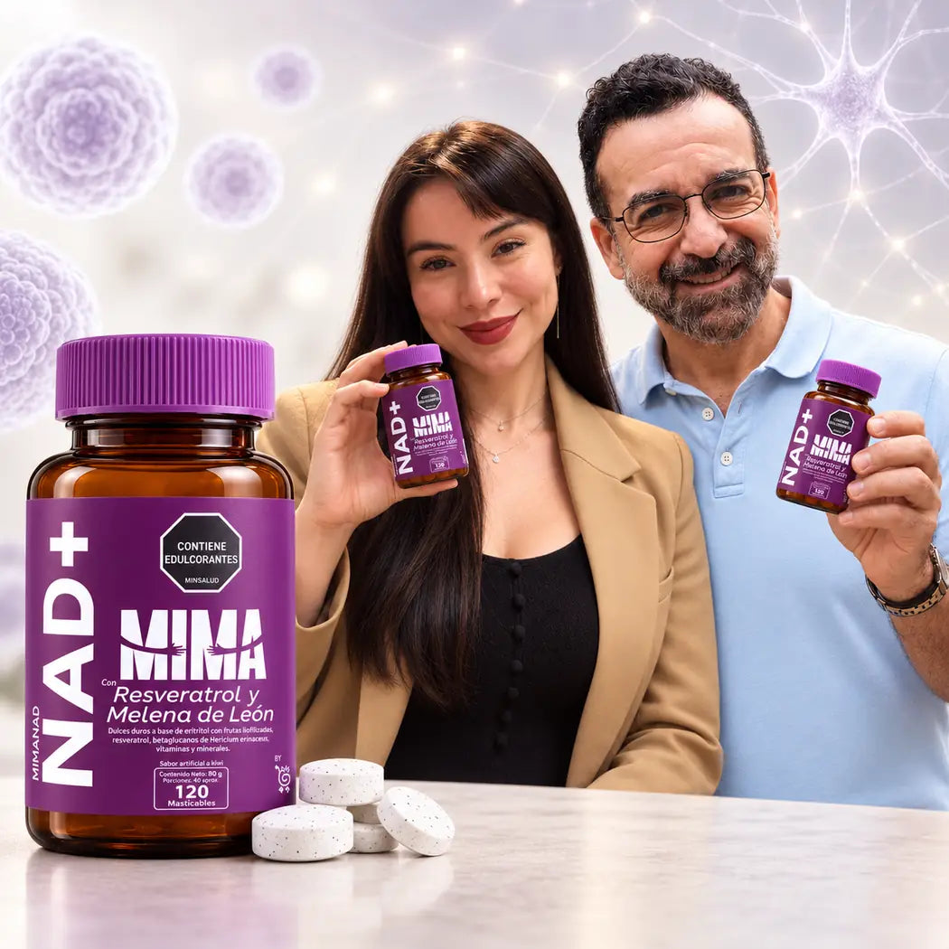 Mujer y hombre sonrientes mostrando sus frascos de MIMANAD