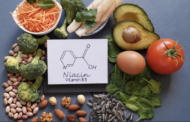 Alimentos ricos en niacina alrededor de la fórmula de la vitamina B3