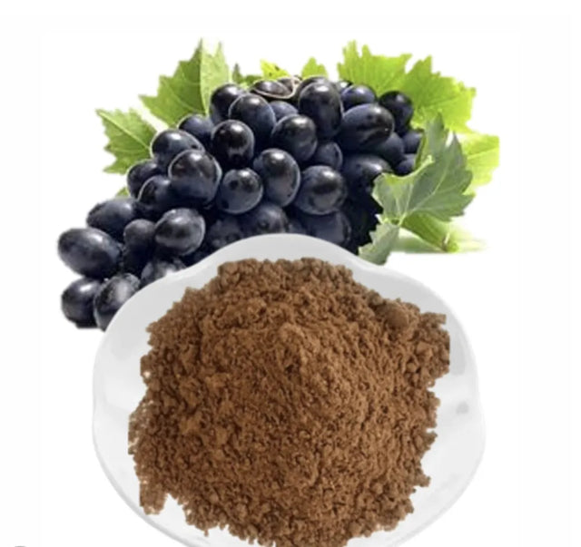 Resveratrol en polvo junto a un racimo de uvas negras