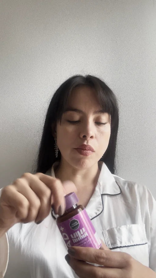 Camila abriendo su frasco de MIMANAD