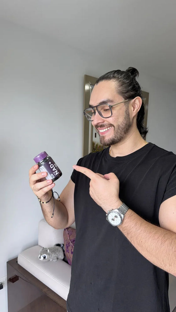 Camilo sonriendo y señalando su frasco de MIMANAD