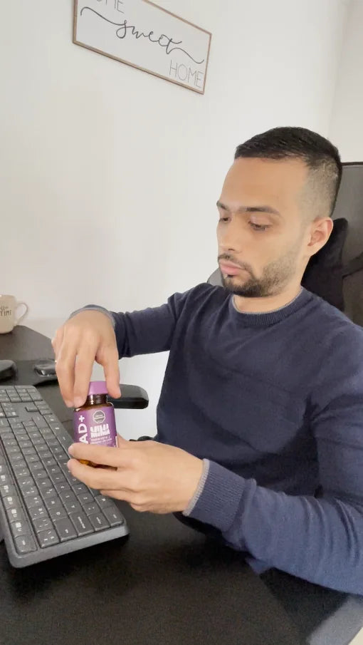 Luis Alejandro abriendo su frasco de MIMANAD en el escritorio