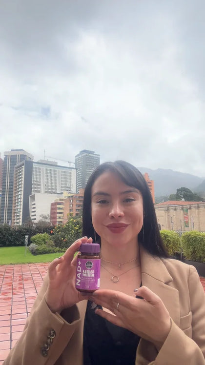 Camila al aire libre en Bogotá sosteniendo su frasco de MIMANAD
