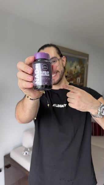 Camilo mostrando su frasco de MIMANAD