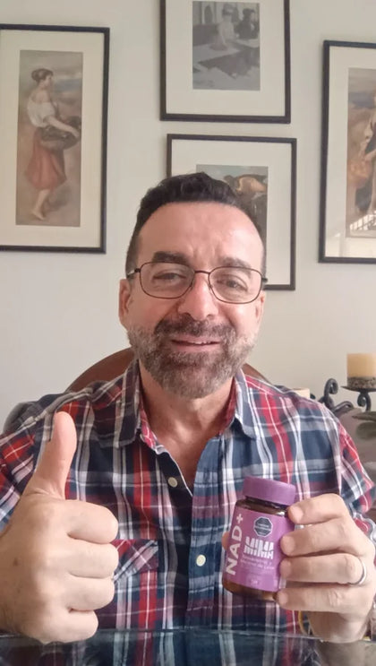 Carlos Mauricio con el pulgar arriba y su frasco de MIMANAD