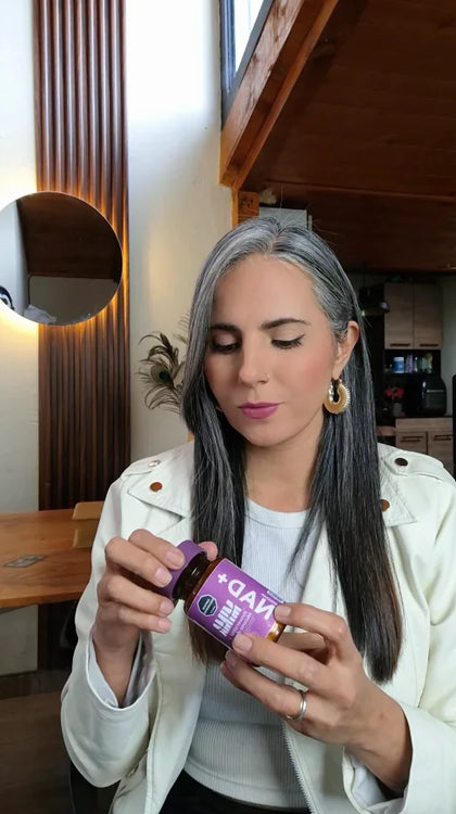 Catalina abriendo su frasco de MIMANAD en casa