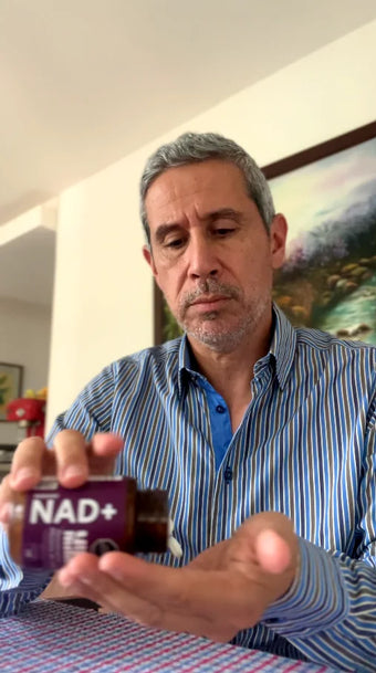José Fernando con su frasco de MIMANAD