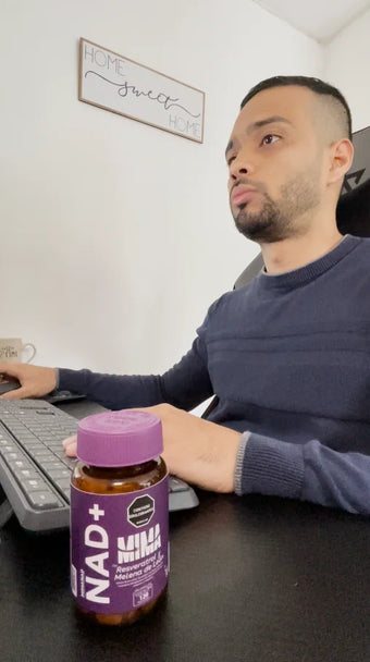 Luis Alejandro en su escritorio con el frasco de MIMANAD