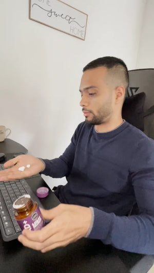 Luis Alejandro en su escritorio con dulces duros de MIMANAD en la palma