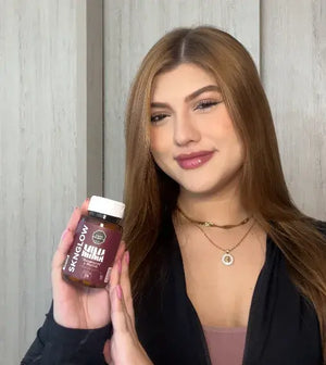 Clienta sonriendo muestra a cámara su frasco de Sknglow