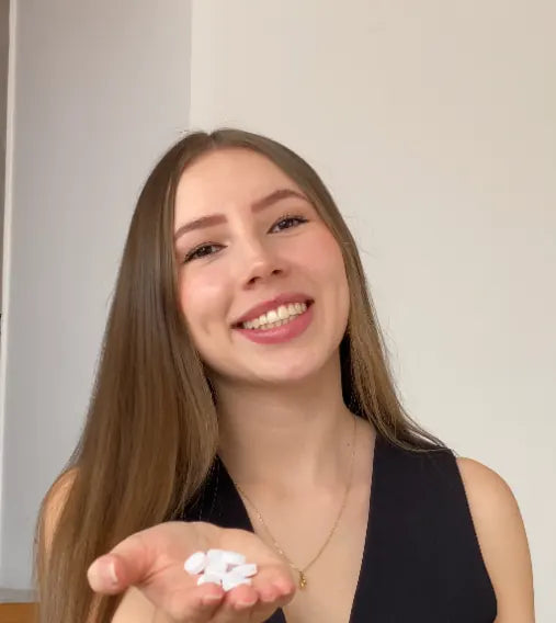 Clienta sonriendo con el cabello suelto sobre los hombros