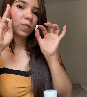 Clienta con el cabello largo y los dulces duros de Sknglow en la mano