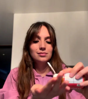 Clienta de MIMA tomando su dosis diaria de Sknglow