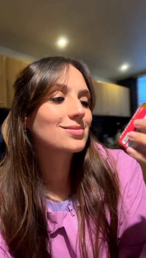 Natalia con su frasco de Sknglow