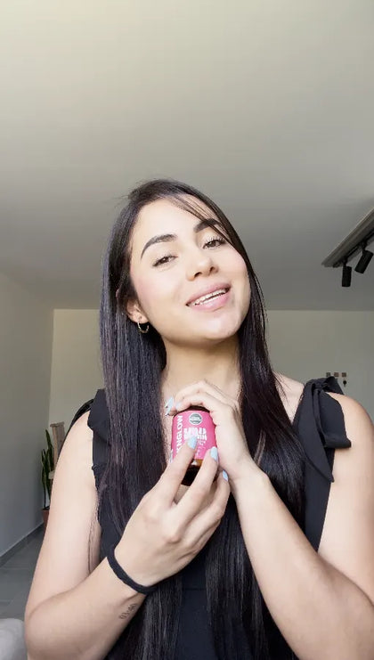 Clienta con su frasco de Sknglow y el cabello suelto