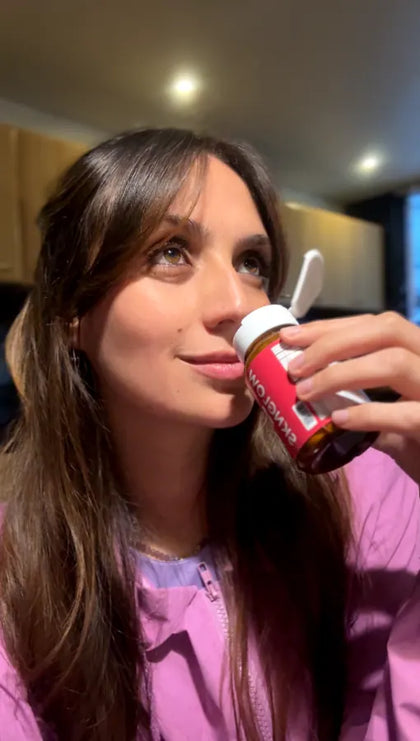 Clienta tomando uno de los dulces duros de Sknglow