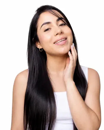 Mujer con la mano en el cuello