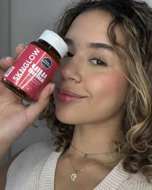 Isabella sosteniendo su frasco de Sknglow