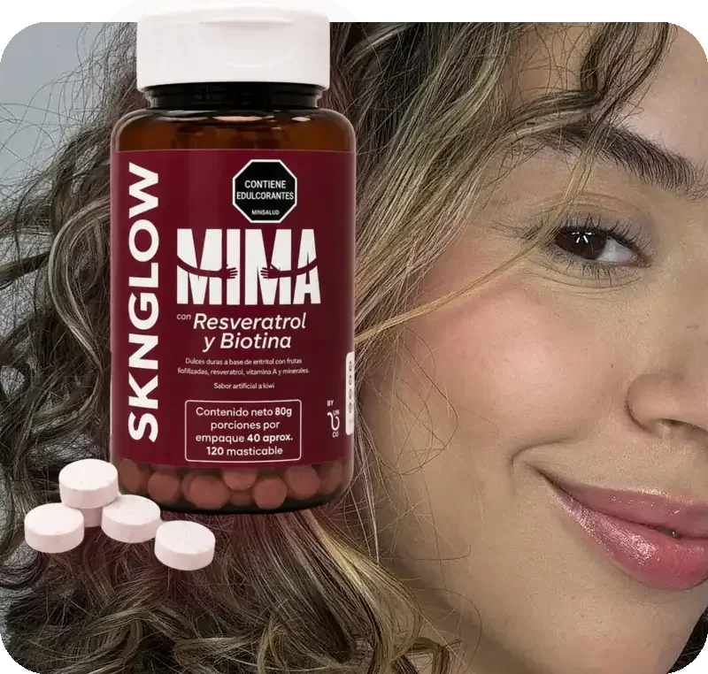 Frasco de Sknglow con Resveratrol y Biotina junto al rostro de una clienta
