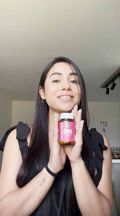 Mujer sosteniendo su frasco de Sknglow con las dos manos