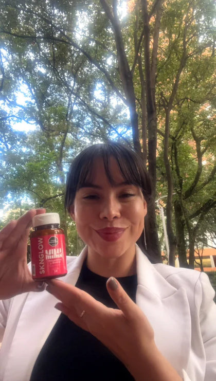 Mujer con su frasco de Sknglow al aire libre